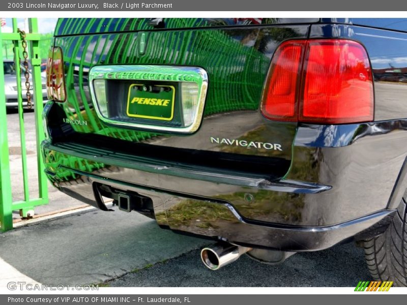 Black / Light Parchment 2003 Lincoln Navigator Luxury