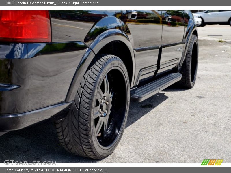 Black / Light Parchment 2003 Lincoln Navigator Luxury