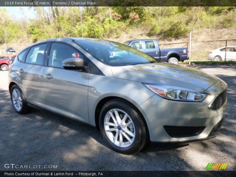Front 3/4 View of 2016 Focus SE Hatch