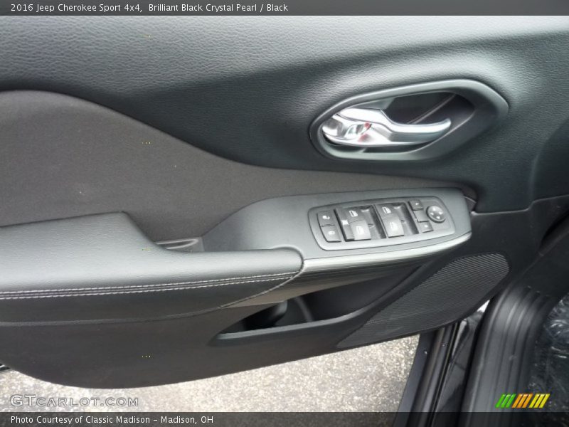 Brilliant Black Crystal Pearl / Black 2016 Jeep Cherokee Sport 4x4