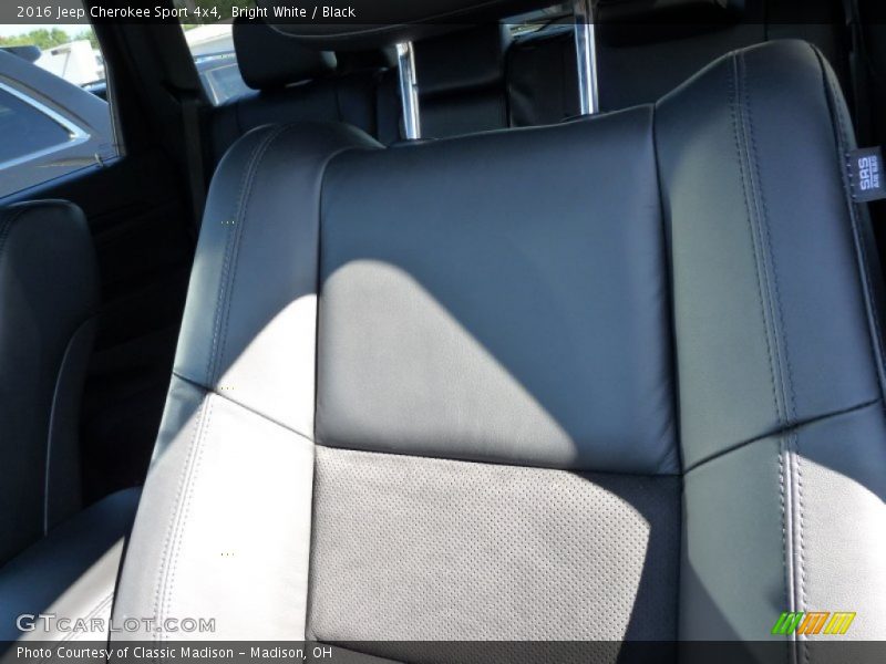 Bright White / Black 2016 Jeep Cherokee Sport 4x4