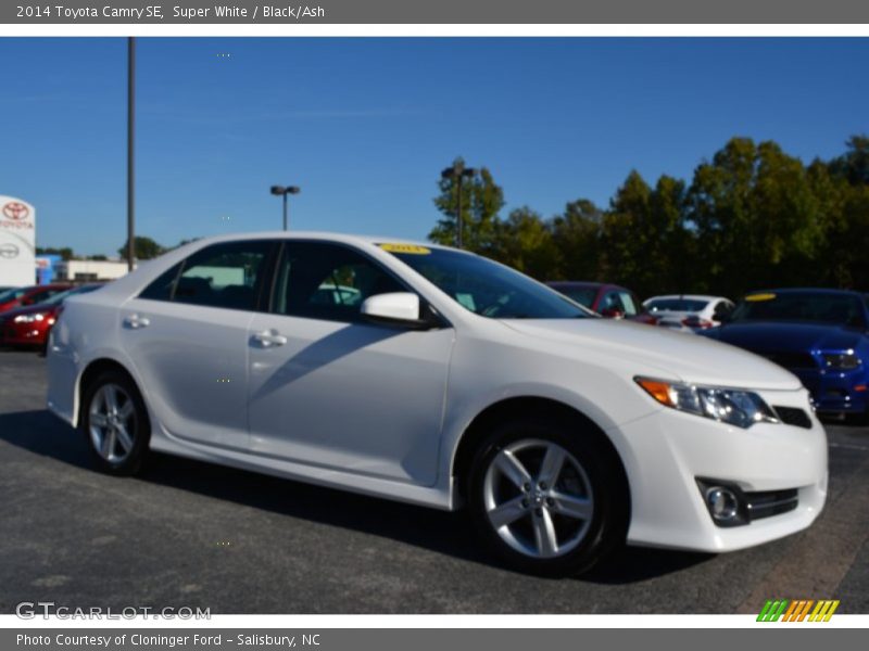 Super White / Black/Ash 2014 Toyota Camry SE