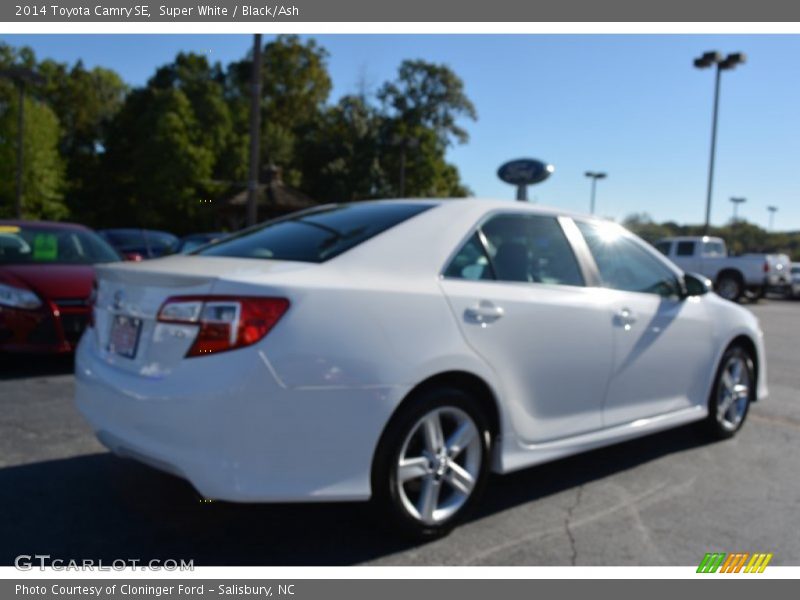 Super White / Black/Ash 2014 Toyota Camry SE