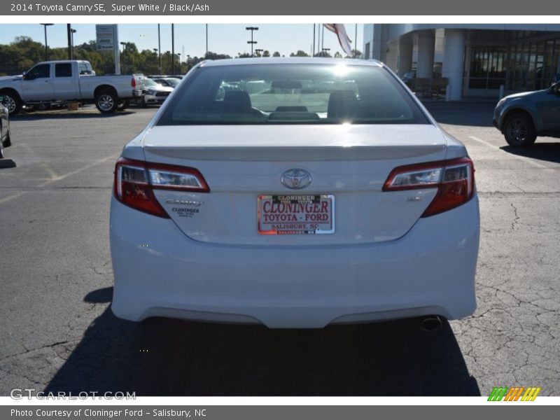 Super White / Black/Ash 2014 Toyota Camry SE