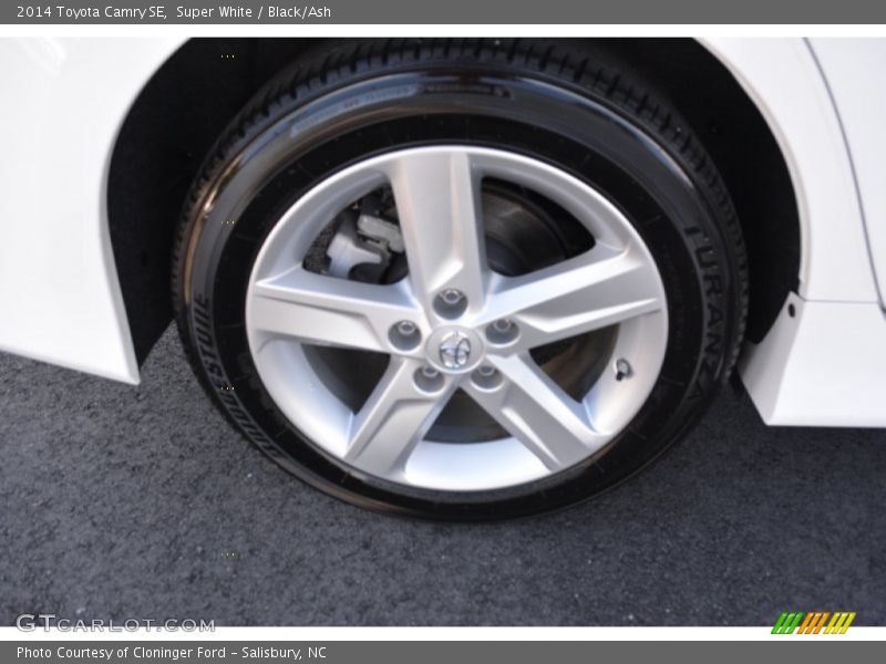 Super White / Black/Ash 2014 Toyota Camry SE