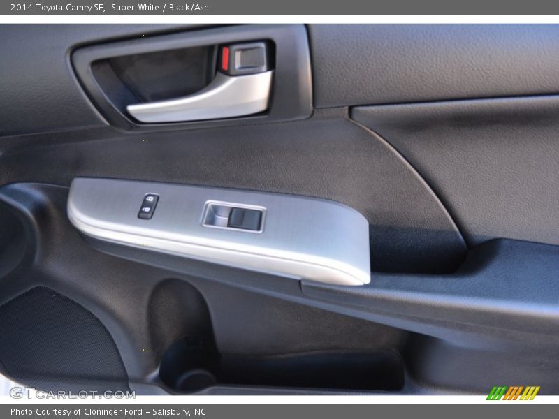Super White / Black/Ash 2014 Toyota Camry SE