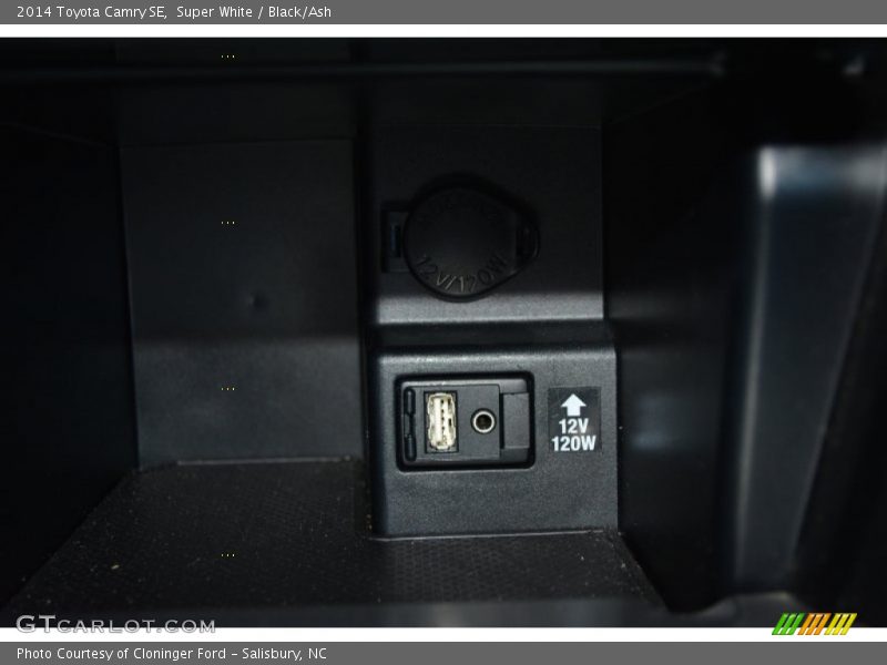 Super White / Black/Ash 2014 Toyota Camry SE