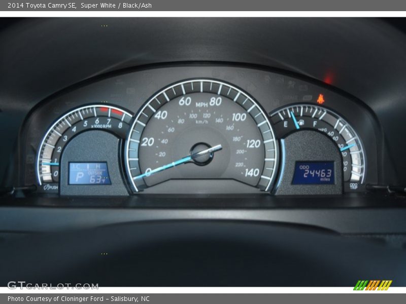 Super White / Black/Ash 2014 Toyota Camry SE