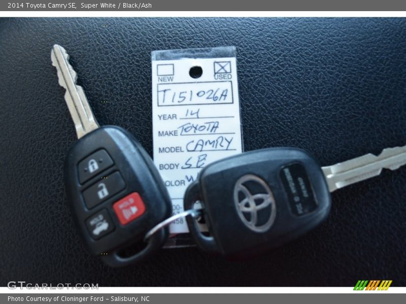 Super White / Black/Ash 2014 Toyota Camry SE