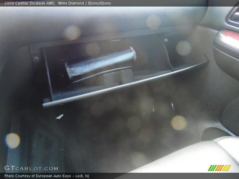 White Diamond / Ebony/Ebony 2009 Cadillac Escalade AWD