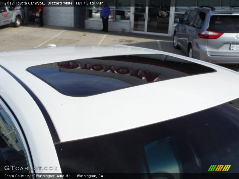 Blizzard White Pearl / Black/Ash 2012 Toyota Camry SE