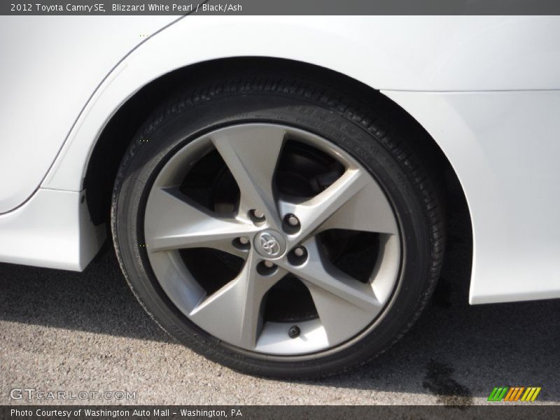 Blizzard White Pearl / Black/Ash 2012 Toyota Camry SE