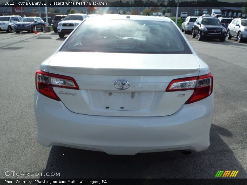 Blizzard White Pearl / Black/Ash 2012 Toyota Camry SE