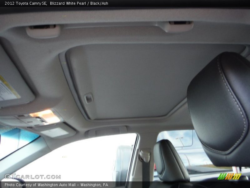 Blizzard White Pearl / Black/Ash 2012 Toyota Camry SE
