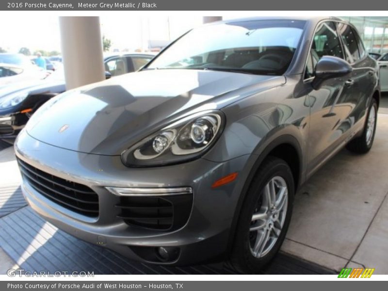 Front 3/4 View of 2016 Cayenne 