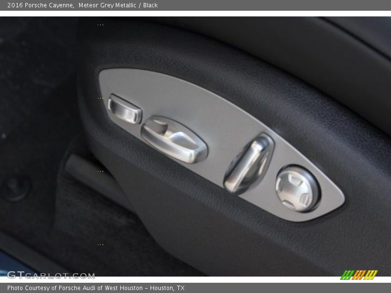 Meteor Grey Metallic / Black 2016 Porsche Cayenne