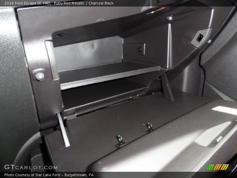 Ruby Red Metallic / Charcoal Black 2016 Ford Escape SE 4WD
