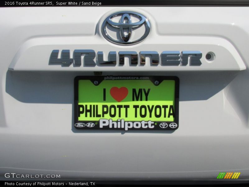Super White / Sand Beige 2016 Toyota 4Runner SR5