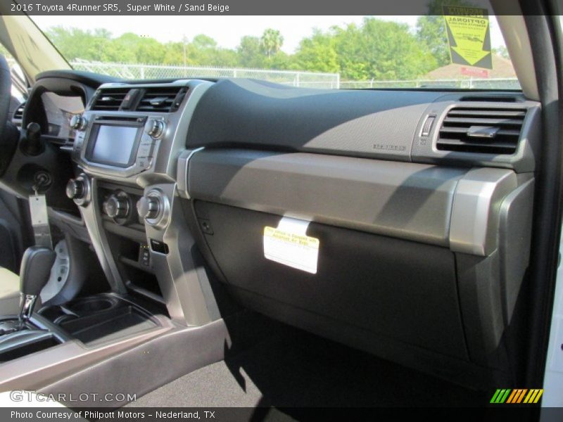 Super White / Sand Beige 2016 Toyota 4Runner SR5