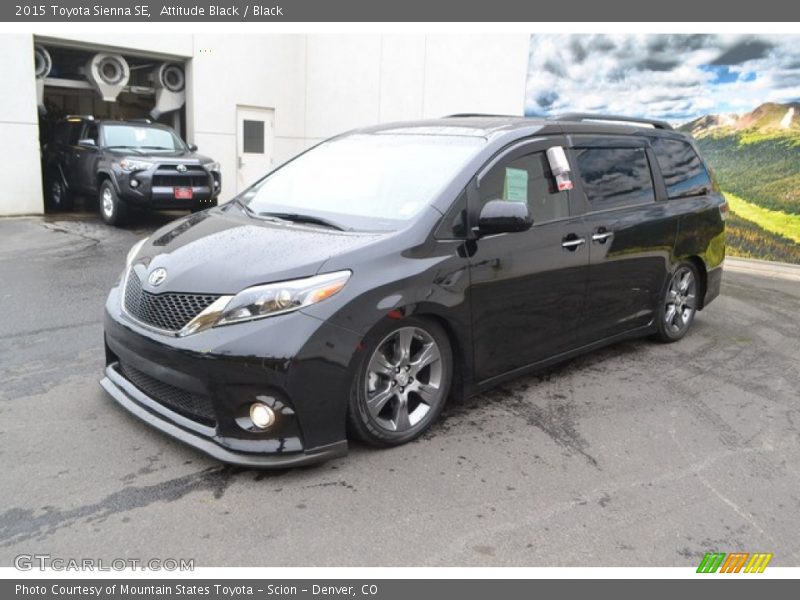 Front 3/4 View of 2015 Sienna SE