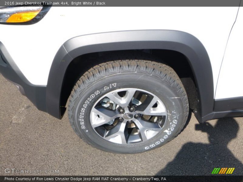 Bright White / Black 2016 Jeep Cherokee Trailhawk 4x4