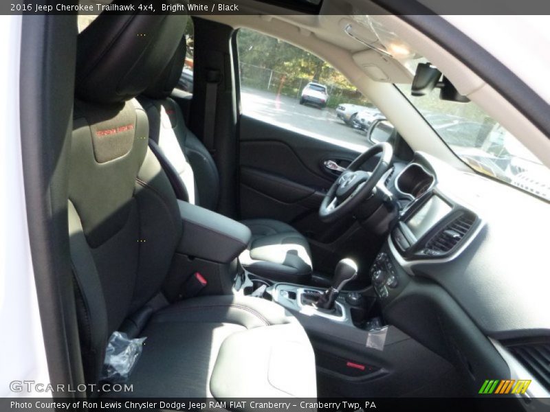 Bright White / Black 2016 Jeep Cherokee Trailhawk 4x4