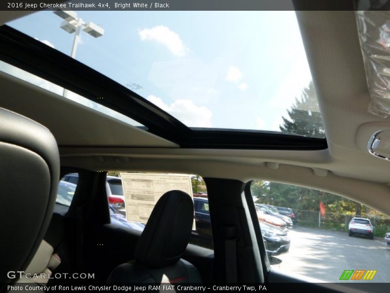 Bright White / Black 2016 Jeep Cherokee Trailhawk 4x4