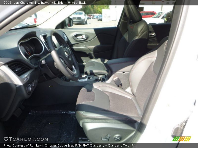Bright White / Black 2016 Jeep Cherokee Trailhawk 4x4