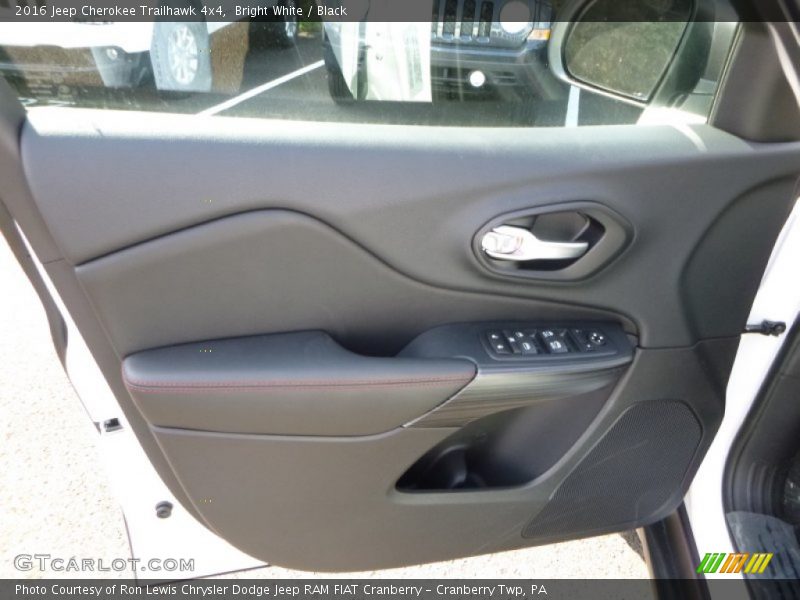 Bright White / Black 2016 Jeep Cherokee Trailhawk 4x4