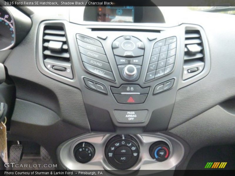 Shadow Black / Charcoal Black 2016 Ford Fiesta SE Hatchback