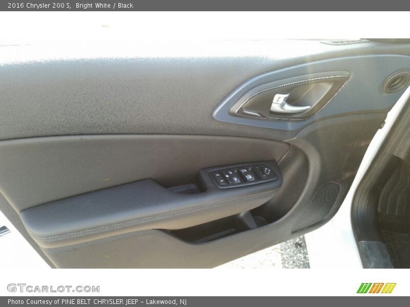 Bright White / Black 2016 Chrysler 200 S