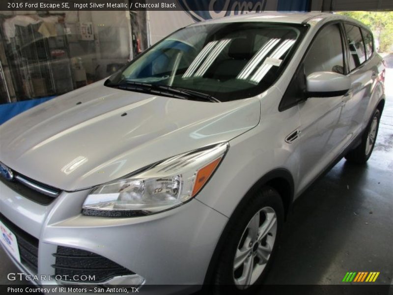 Ingot Silver Metallic / Charcoal Black 2016 Ford Escape SE