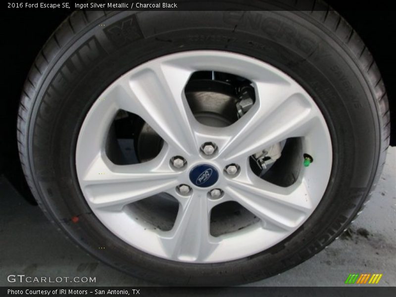 Ingot Silver Metallic / Charcoal Black 2016 Ford Escape SE