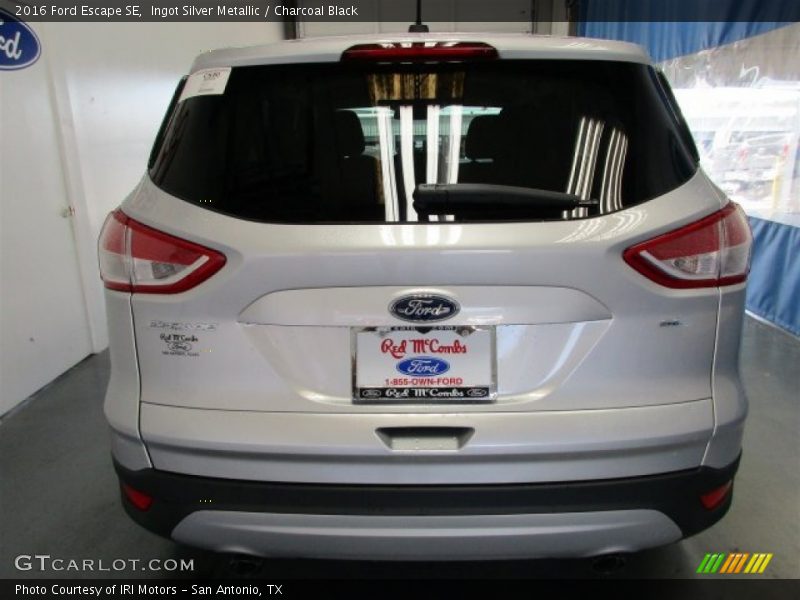 Ingot Silver Metallic / Charcoal Black 2016 Ford Escape SE