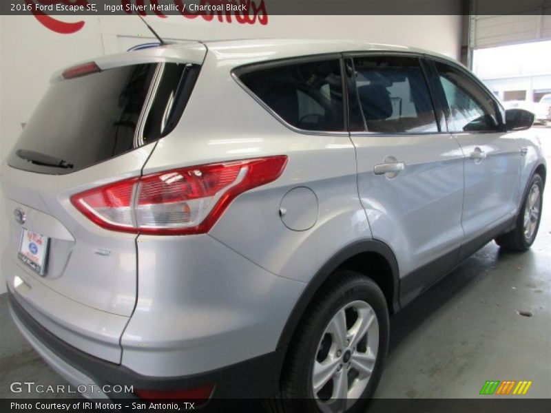 Ingot Silver Metallic / Charcoal Black 2016 Ford Escape SE