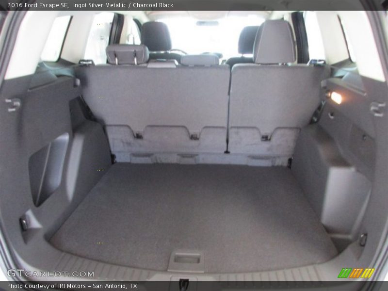 Ingot Silver Metallic / Charcoal Black 2016 Ford Escape SE