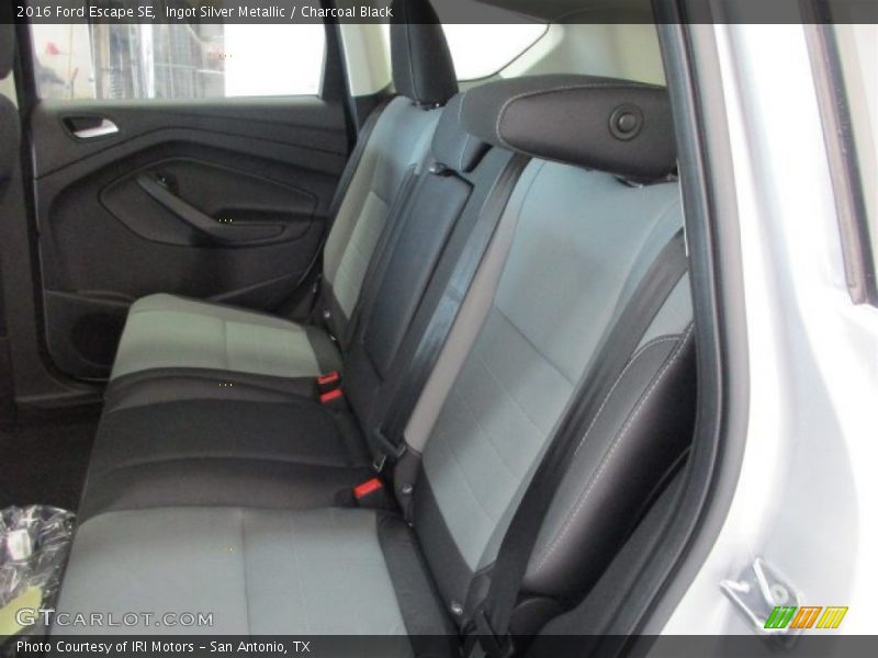 Ingot Silver Metallic / Charcoal Black 2016 Ford Escape SE
