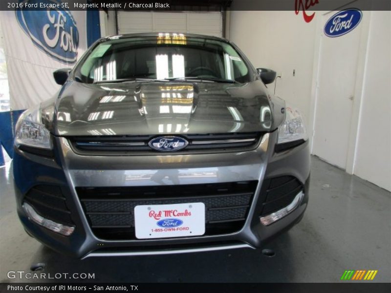 Magnetic Metallic / Charcoal Black 2016 Ford Escape SE