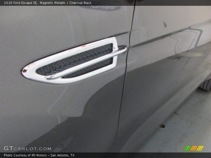Magnetic Metallic / Charcoal Black 2016 Ford Escape SE
