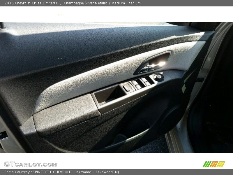 Champagne Silver Metallic / Medium Titanium 2016 Chevrolet Cruze Limited LT