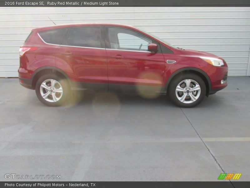 Ruby Red Metallic / Medium Light Stone 2016 Ford Escape SE