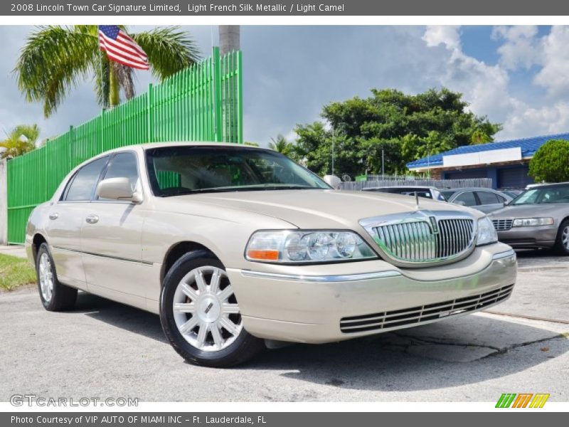 Front 3/4 View of 2008 Town Car Signature Limited