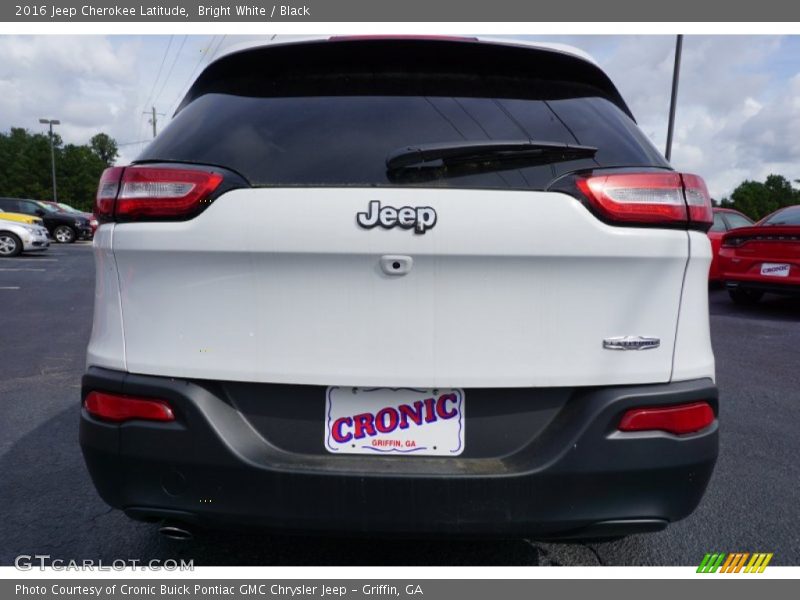 Bright White / Black 2016 Jeep Cherokee Latitude