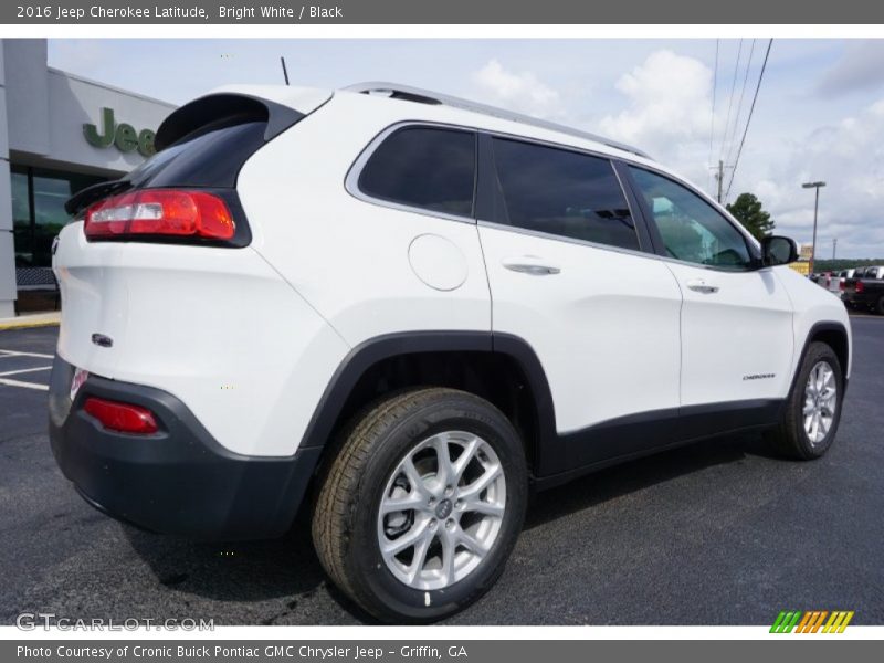 Bright White / Black 2016 Jeep Cherokee Latitude