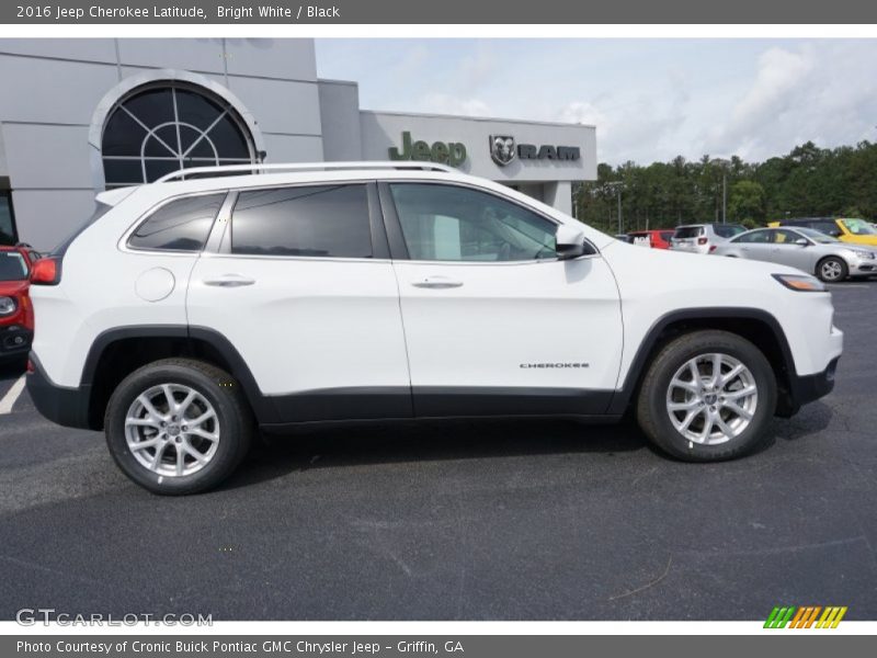Bright White / Black 2016 Jeep Cherokee Latitude