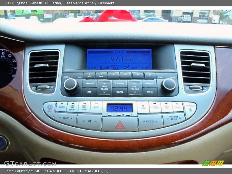 Controls of 2014 Genesis 3.8 Sedan