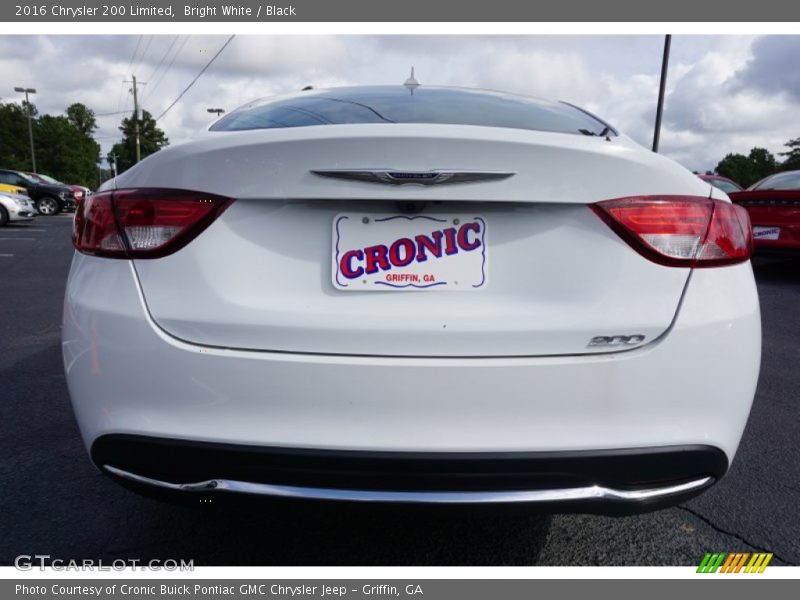 Bright White / Black 2016 Chrysler 200 Limited