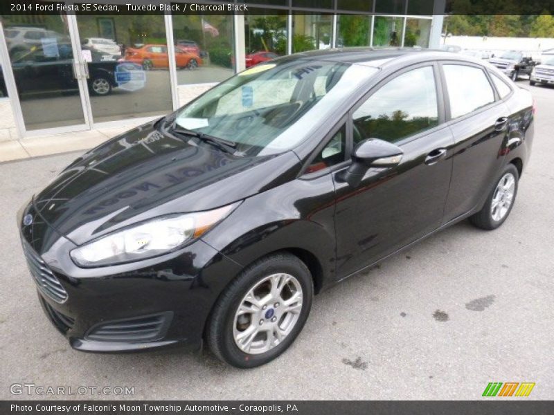 Front 3/4 View of 2014 Fiesta SE Sedan