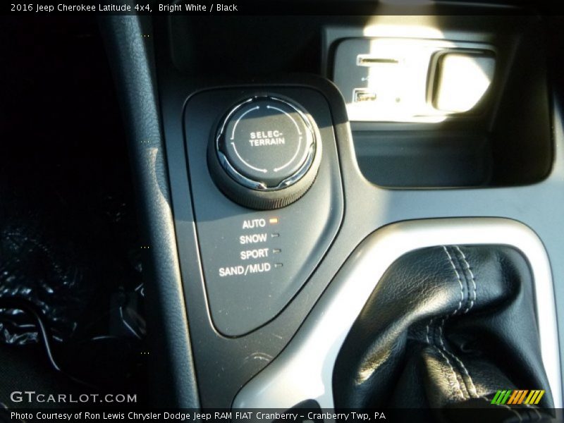 Bright White / Black 2016 Jeep Cherokee Latitude 4x4