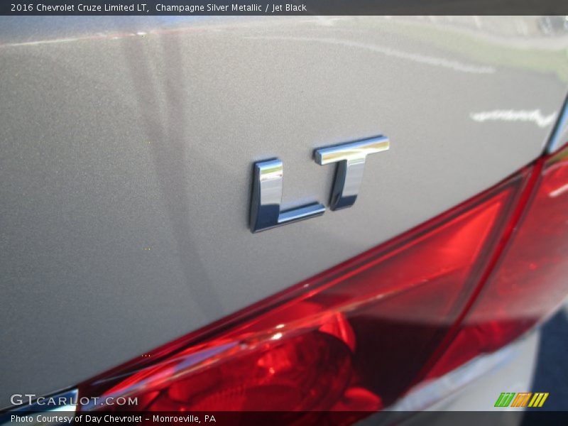 Champagne Silver Metallic / Jet Black 2016 Chevrolet Cruze Limited LT